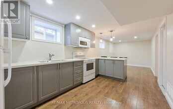 2699 Sherhill Dr in Mississauga, ON - Building Photo - Building Photo