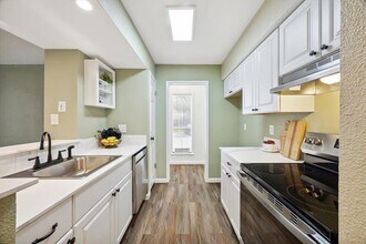 250 El Dorado Blvd in Webster, TX - Building Photo - Building Photo