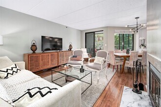 680 W Boston Post Rd in Mamaroneck, NY - Building Photo - Building Photo
