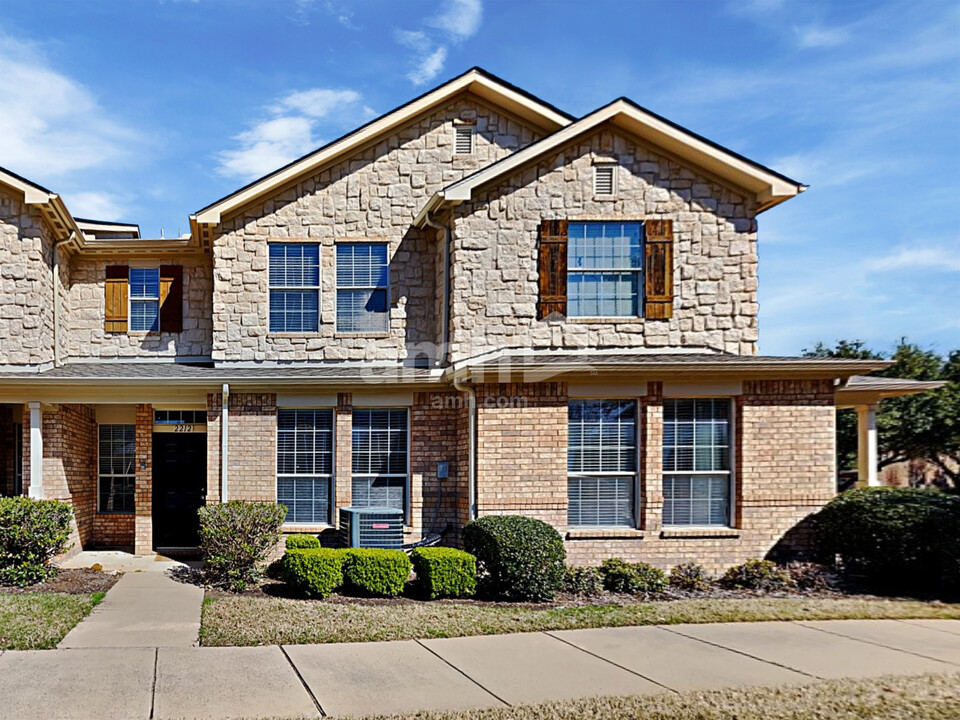 2212 Glacier Park Ln in Grand Prairie, TX - Building Photo