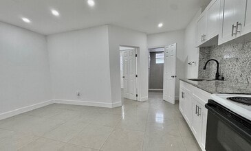 724 NW 3rd Ct in Hallandale Beach, FL - Foto de edificio - Building Photo