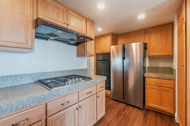 86 Cottonwood Cir in Rolling Hills Estates, CA - Building Photo - Building Photo