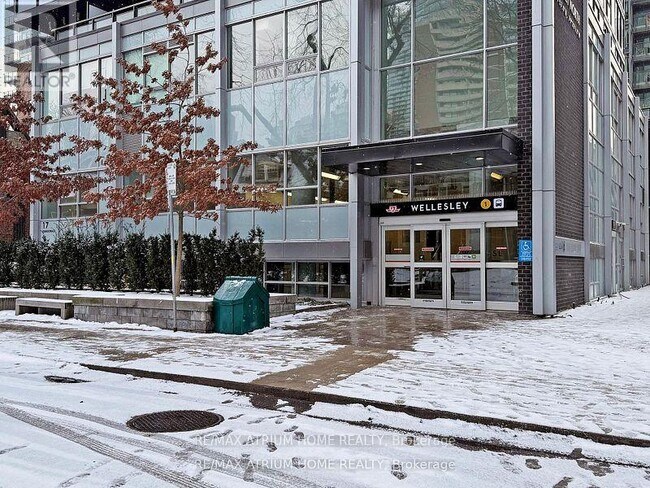 17-817 Dundonald St