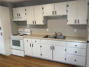 83 Midway Oval in Groton, CT - Building Photo - Building Photo