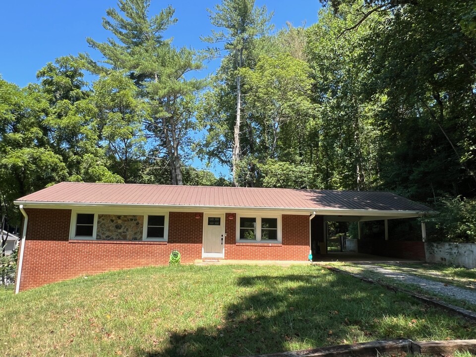 326 Prospect Dr in North Wilkesboro, NC - Building Photo