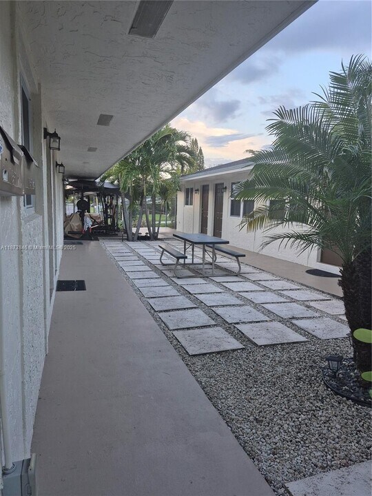 216 SW 9th St in Hallandale Beach, FL - Building Photo