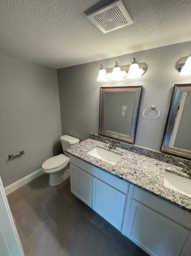 1000 W Gandy St in Denison, TX - Building Photo - Building Photo