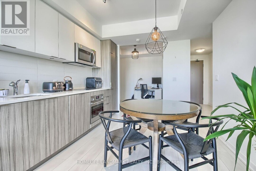 607-223 ST CLAIR Ave in Toronto, ON - Building Photo