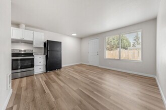 Cascade Apartments in Lakewood, WA - Building Photo - Building Photo