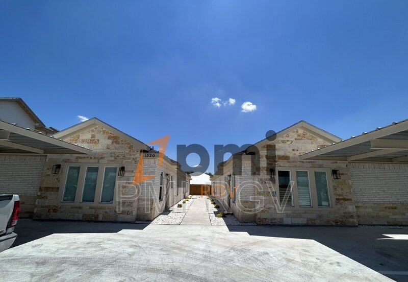 1320 N McColl Rd in Edinburg, TX - Foto de edificio