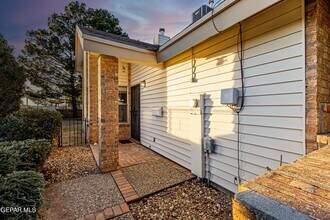 801 Derrickson Dr in El Paso, TX - Building Photo - Building Photo