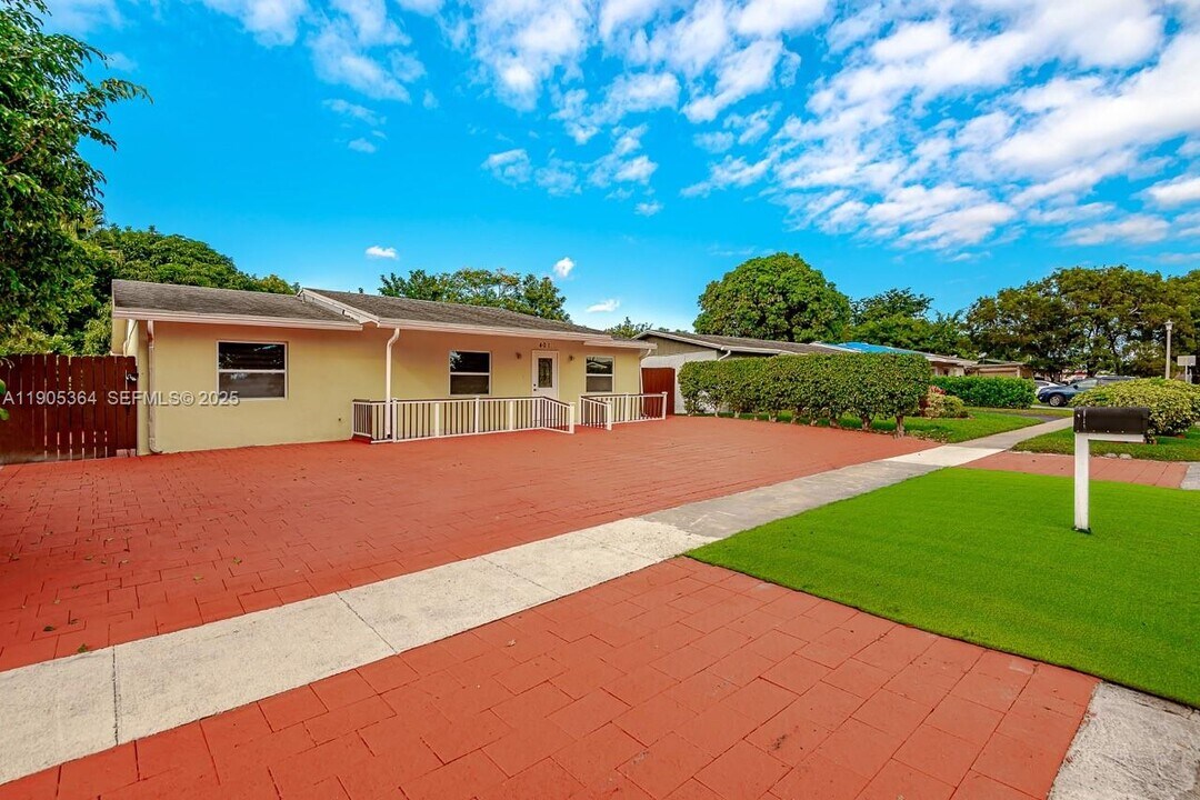 401 SW 76th Terrace in North Lauderdale, FL - Building Photo