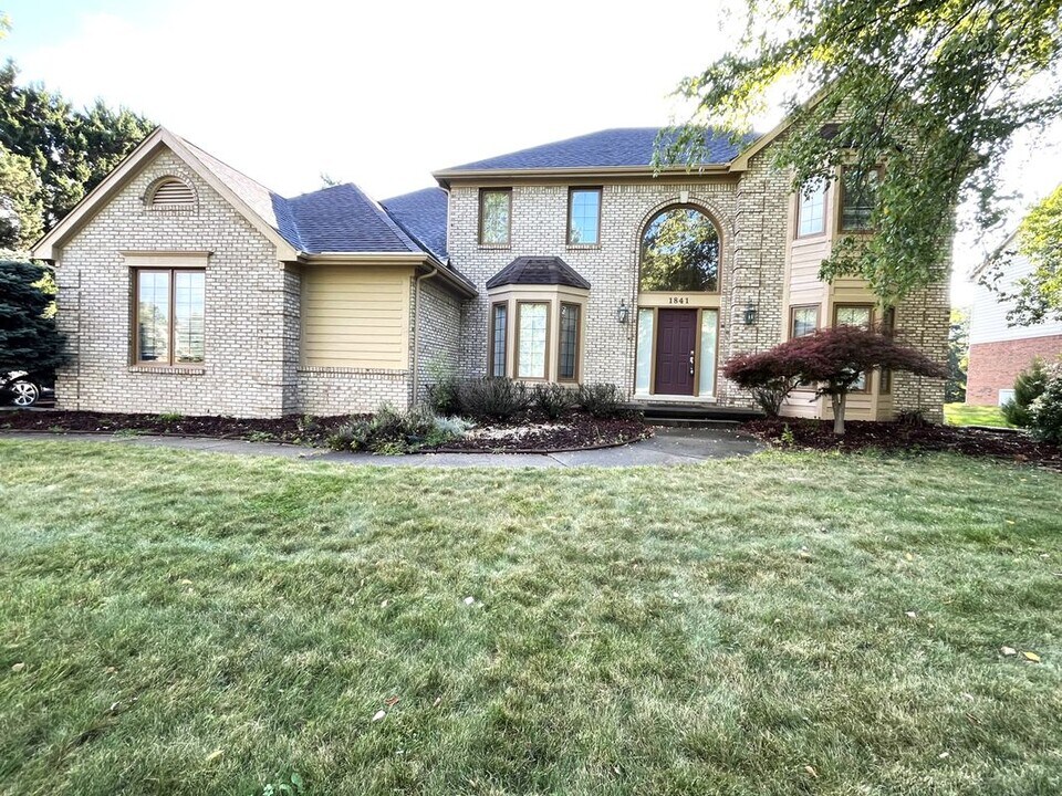 1841 Grayslake Dr in Rochester Hills, MI - Building Photo