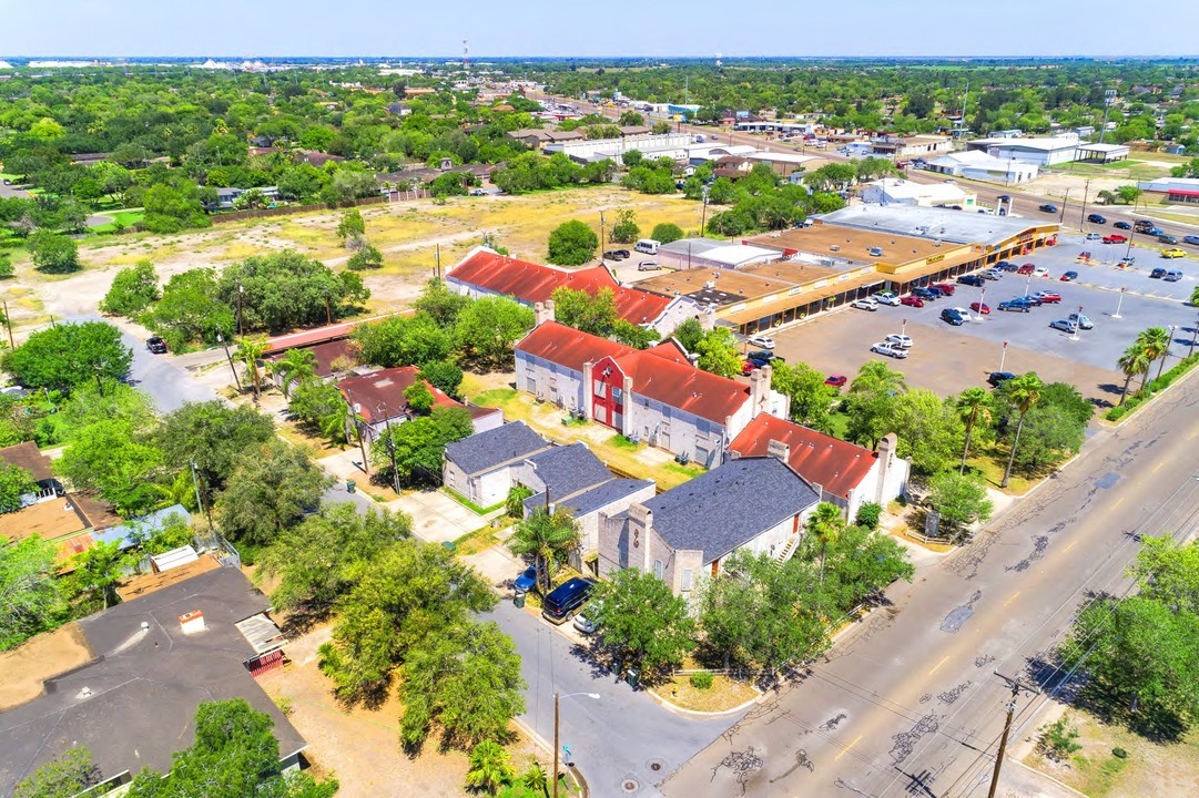 Colonial Square Multifamily/Retail Community in Harlingen, TX - Foto de edificio