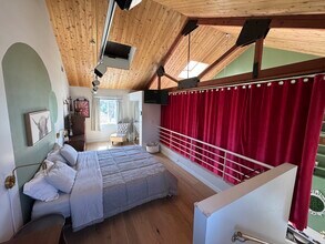 22120 Rolling Ridge Dr in Santa Clarita, CA - Building Photo - Building Photo