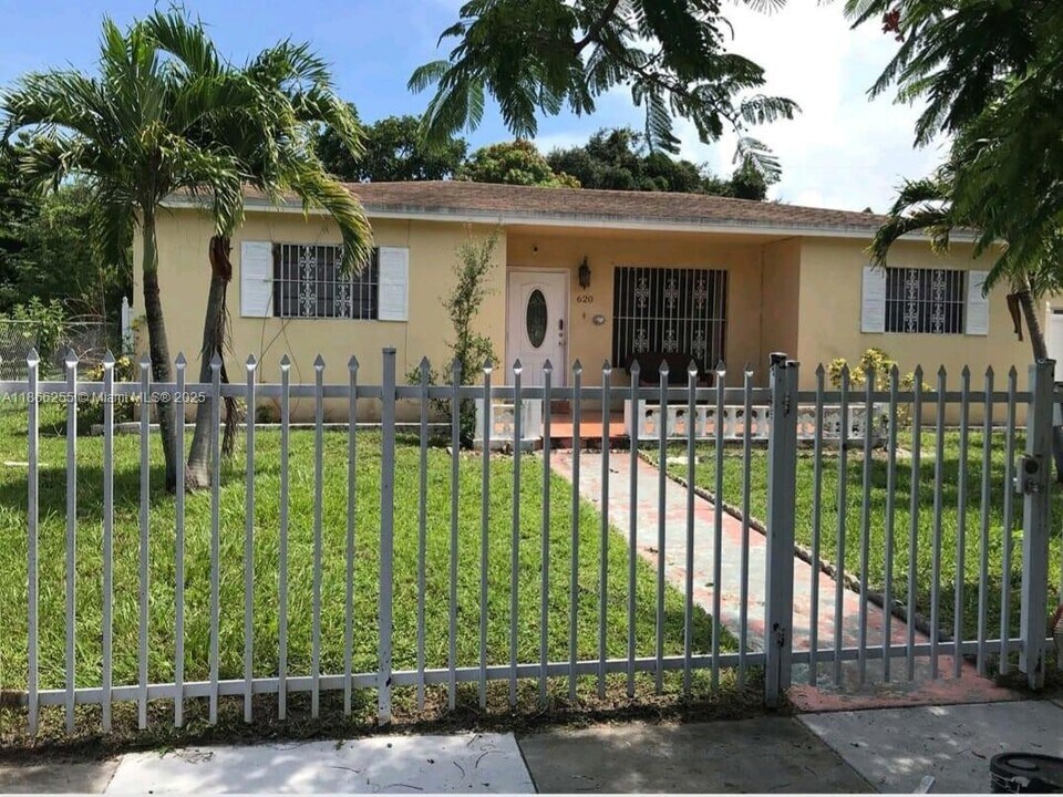 620 NE 170th St in North Miami Beach, FL - Building Photo