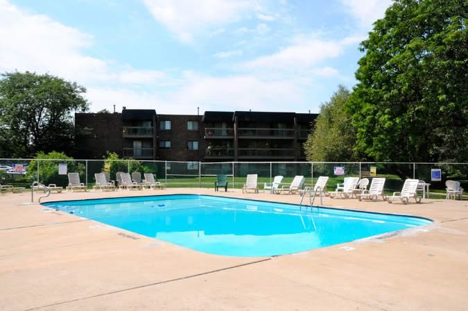 Willow Lake in Lombard, IL - Building Photo