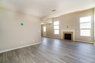 3902 Genteel Dr in Grove City, OH - Foto de edificio - Building Photo