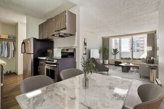 Vista Tower in Calgary, AB - Building Photo - Building Photo