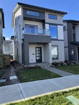 4179 SE 68th Ave in Hillsboro, OR - Building Photo