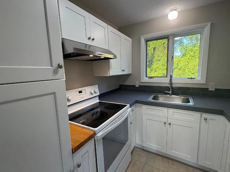 6 Graves St in Deerfield, MA - Building Photo