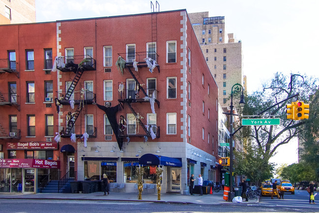 1634 York Ave in New York, NY - Foto de edificio - Building Photo