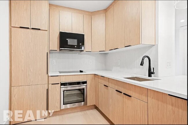 704 Eighth Avenue in Brooklyn, NY - Building Photo - Building Photo