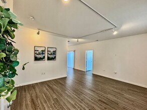 5056 Hawkins Ml Wy in Virginia Beach, VA - Foto de edificio - Building Photo