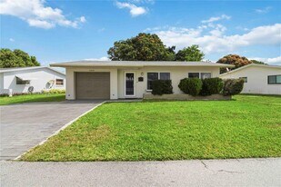 5616 NW 48th Way in Tamarac, FL - Building Photo