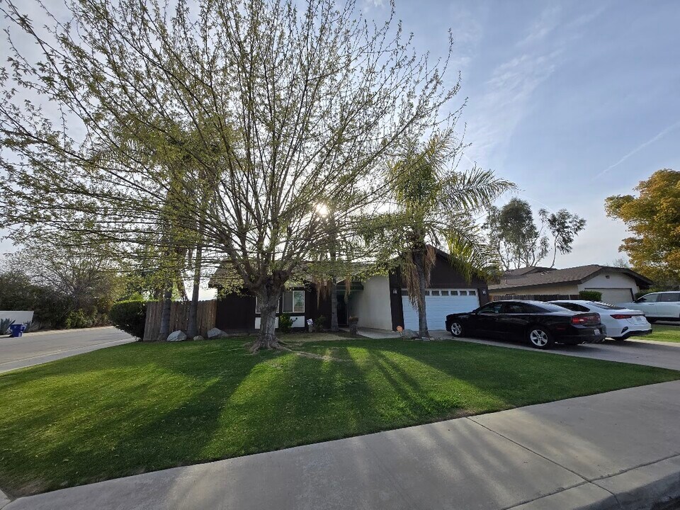 6300 Castleton St in Bakersfield, CA - Building Photo