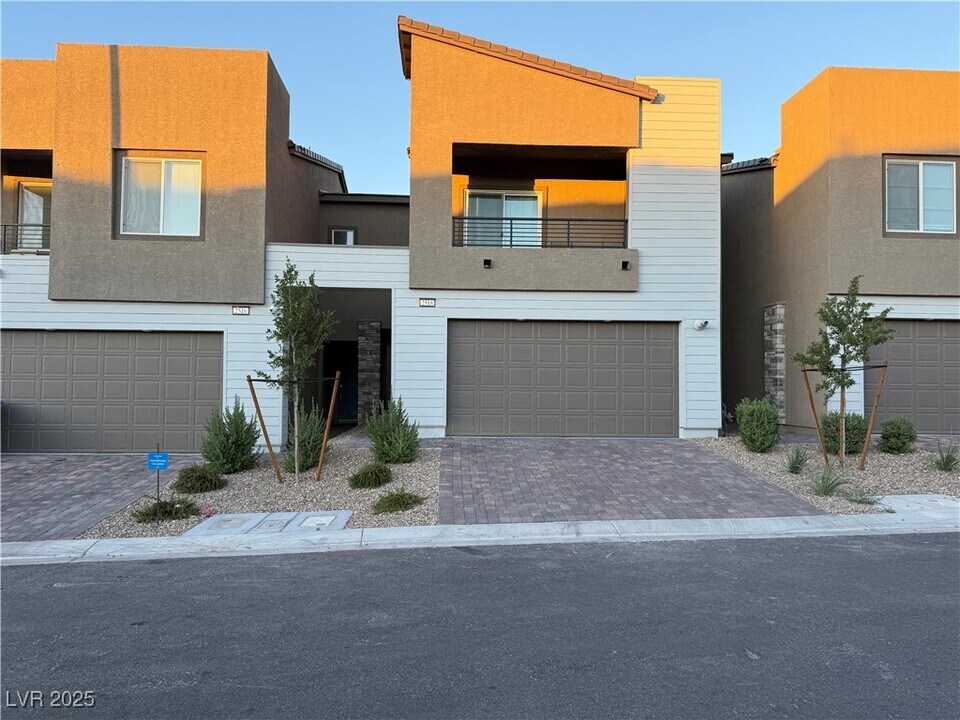 2518 Vittora Pointe St in Henderson, NV - Building Photo