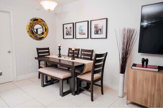 7901 SW 64th Ave in South Miami, FL - Foto de edificio - Building Photo