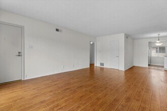 7749-7755 Saint Bernard St in Playa Del Rey, CA - Foto de edificio - Building Photo