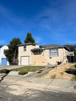 2420 Alameda St in Vallejo, CA - Building Photo