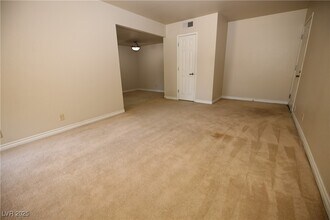 5081 River Glen Dr in Las Vegas, NV - Building Photo - Building Photo
