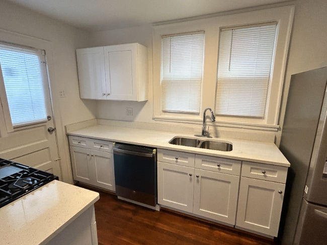 323 Onyx Ave in Mount Oliver, PA - Building Photo - Building Photo