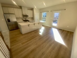 1014 Trestle Dr in Fredericksburg, VA - Foto de edificio - Building Photo