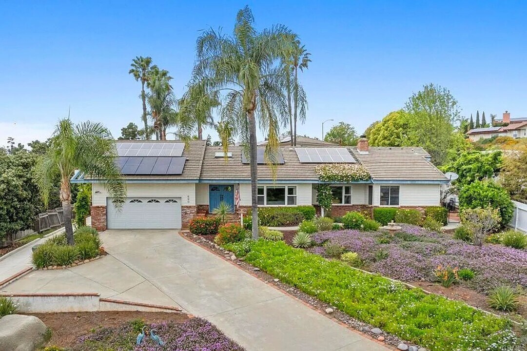 620 Lacrosse Pl in Escondido, CA - Building Photo