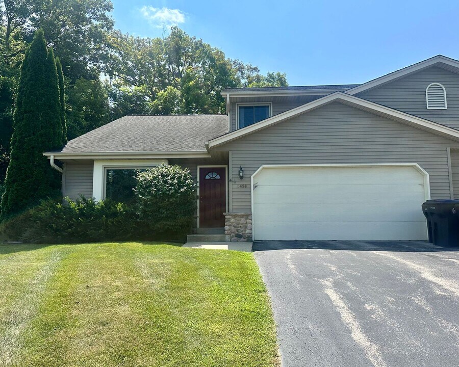 1456 Meadowcreek Ct in Pewaukee, WI - Building Photo