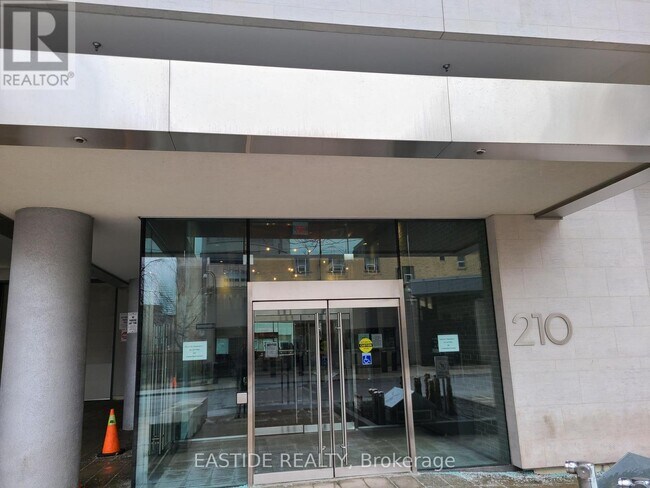210 Simcoe St in Toronto, ON - Building Photo - Building Photo