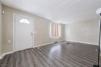 18851 Raymond St in Maple Heights, OH - Foto de edificio - Building Photo