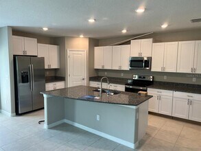 580 Royal Empress Dr in Ruskin, FL - Building Photo - Building Photo