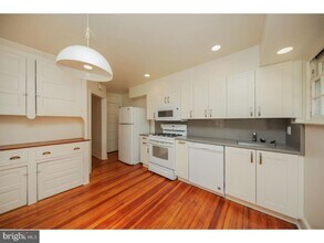 17 E Willow Grove Ave in Philadelphia, PA - Building Photo - Building Photo