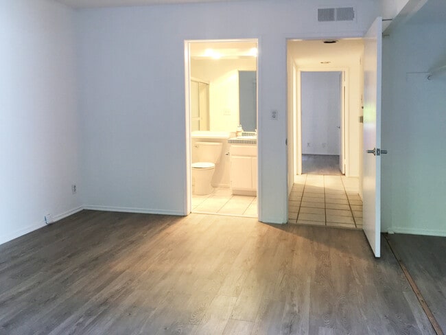 4627 Finley Ave, Unit 104 in Los Angeles, CA - Building Photo - Building Photo