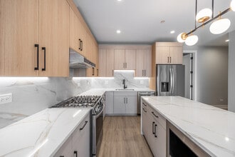 2354 W Polk St, Unit 301 in Chicago, IL - Building Photo - Building Photo