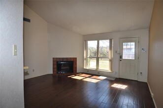 218 E Denton Dr in Euless, TX - Foto de edificio - Building Photo