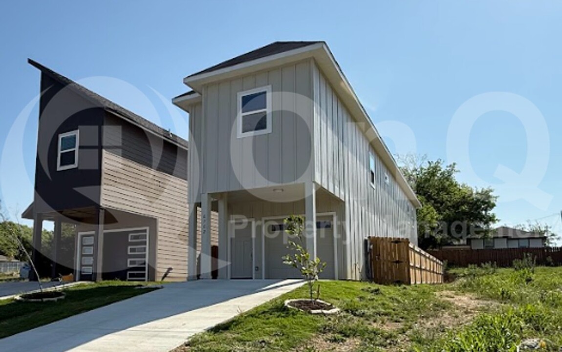 6702 S Lancaster Rd in Dallas, TX - Building Photo