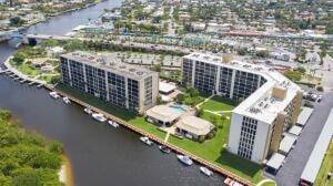 1629 Riverview Rd, Unit 221 in Deerfield Beach, FL - Foto de edificio