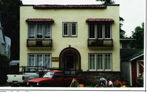 421 California Dr in Burlingame, CA - Building Photo