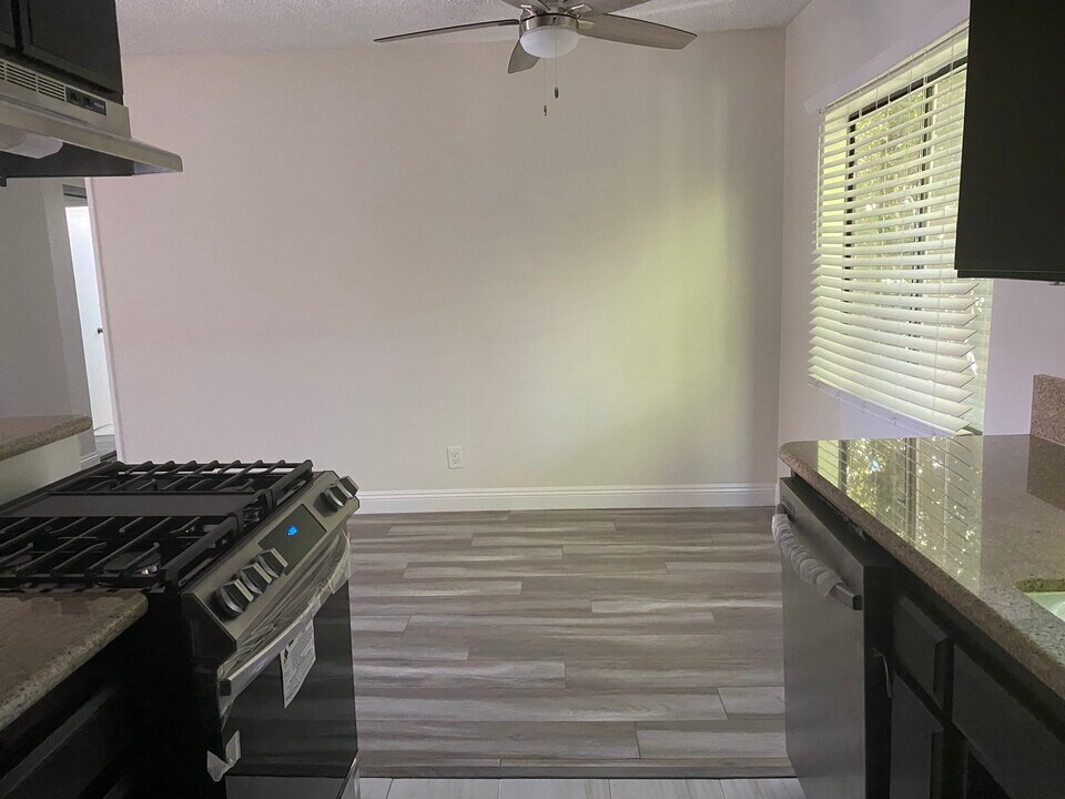361 E Santa Anita Ave, Unit D in Burbank, CA - Building Photo